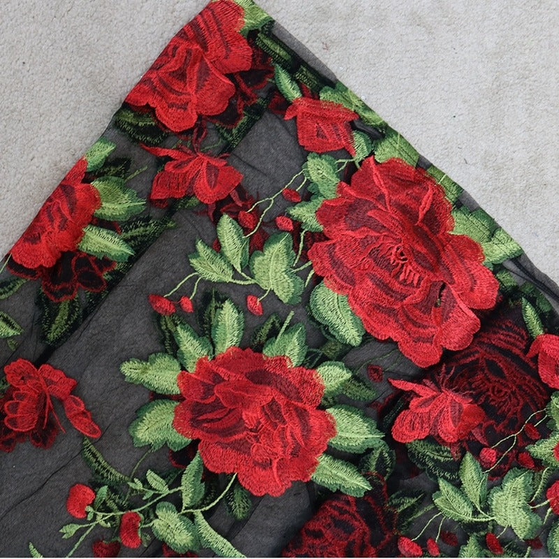 Modieuze maxi jurk Rosalie met elegant bloemenborduursel en dunne spaghettibandjes; veelzijdig voor dag & avond.