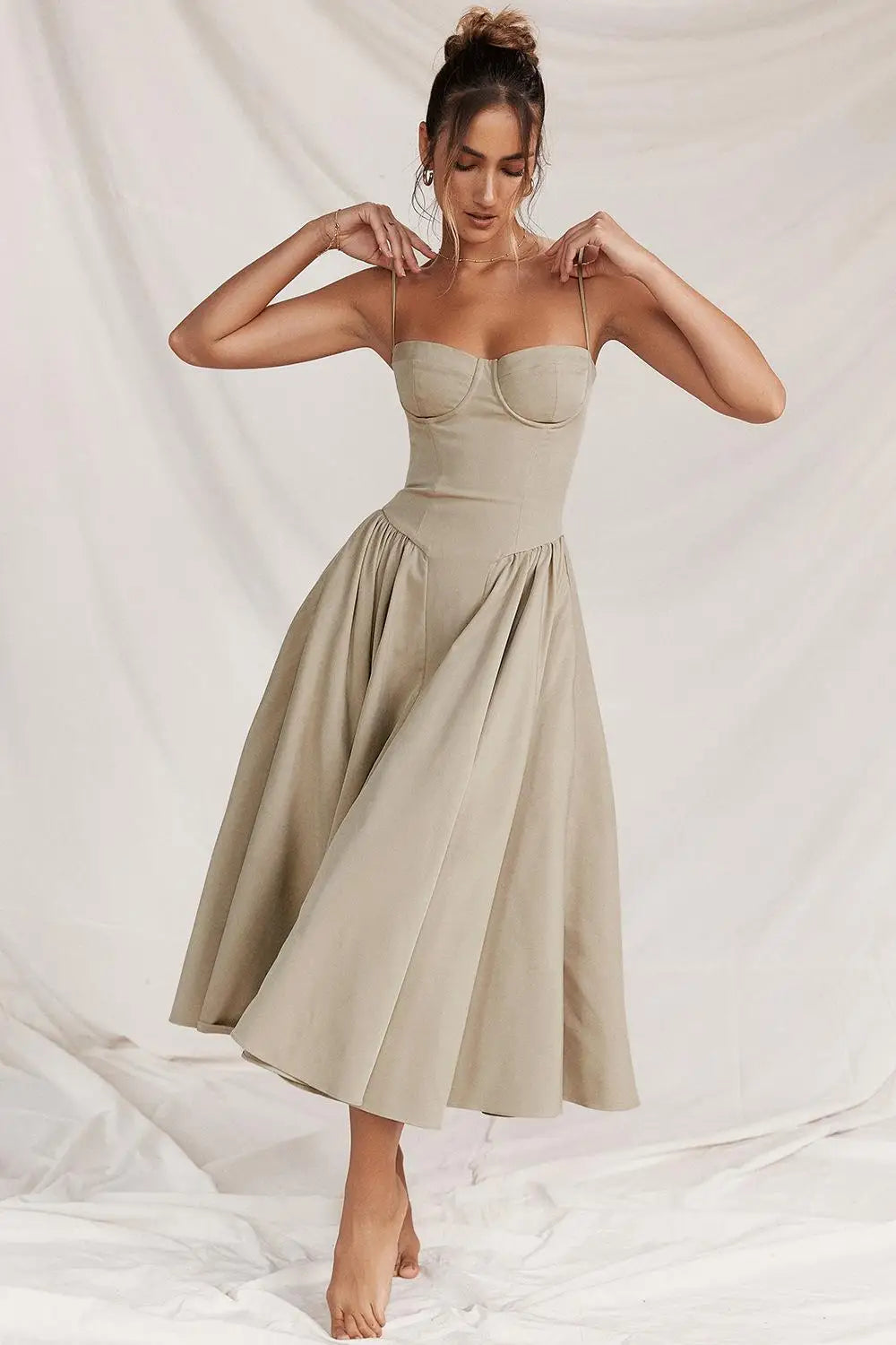 Zomerse midi jurk voor dames, rugloos model met een delicate plissézoom.