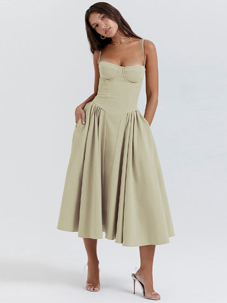 Stijlvolle dames mode: plissé midi avondjurk met een open rug detail.