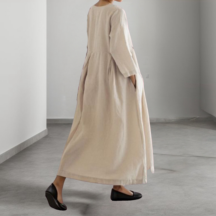 Elegante dames midi jurk in geelbruin, losvallend met ademende stof, perfect voor zomer; veelzijdig en comfortabel.