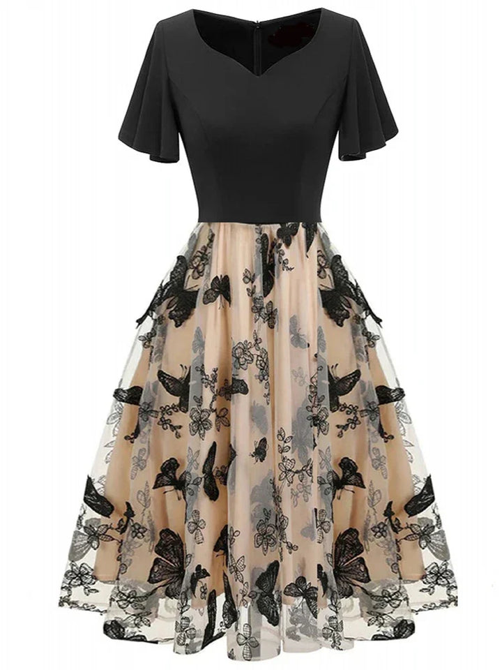 Elegante dames midi jurk 'Maila' van mesh met verfijnd bloemborduurwerk en trendy volantmouwen voor de zomer.