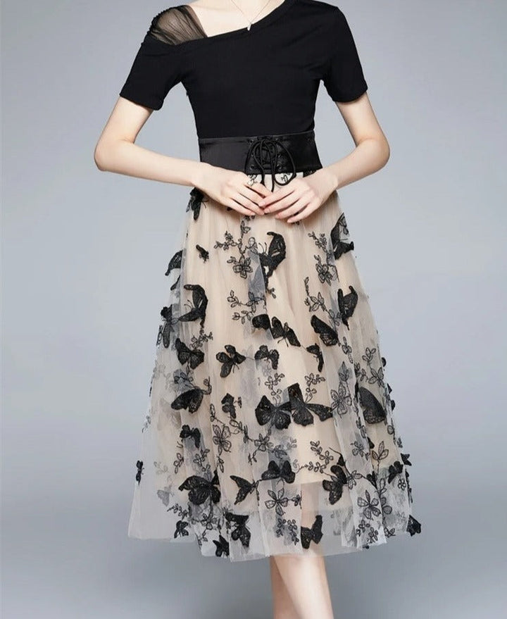 Luxe geborduurde dames midi jurk met zwierige volantmouwen, geschikt als avondjurk of elegante speciale gelegenheid.
