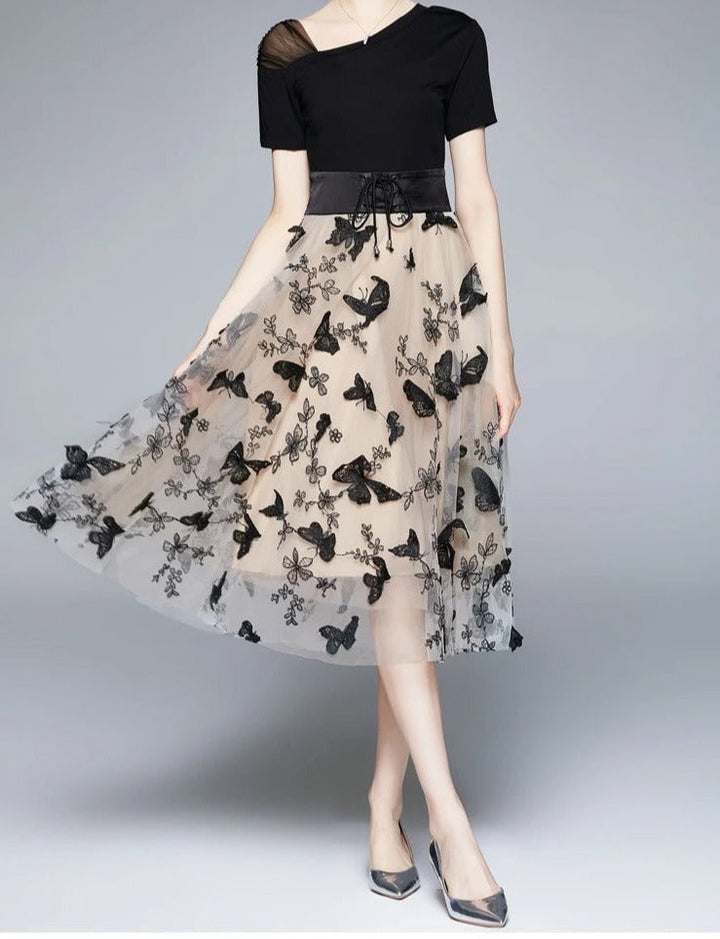 Modieuze zwarte dames midi jurk 'Maila' met semi-transparant mesh en prachtige geborduurde details; lente/zomer.