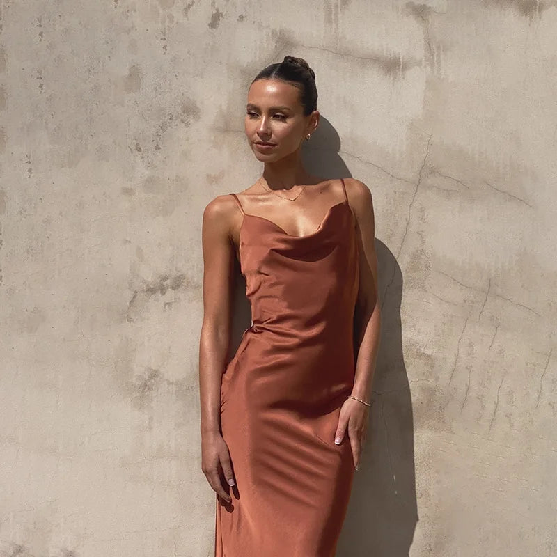 Elegante dames midi slip jurk met watervalhals, perfect voor feestjes en avondgelegenheden.