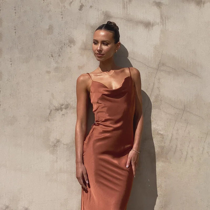 Elegante dames midi slip jurk met watervalhals, perfect voor feestjes en avondgelegenheden.