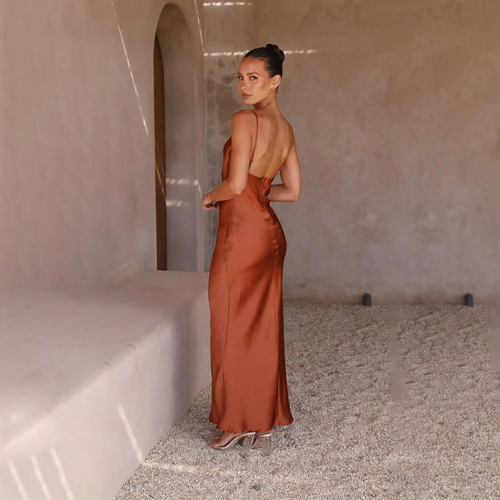 Mooie blauwe slip midi jurk met soepele watervalhals, een perfecte elegante zomerjurk.
