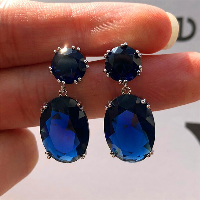 Detailopname van Ovaal oorbellen met kubisch zirkonia, chique en verfijnde sieraden voor elke vrouw.