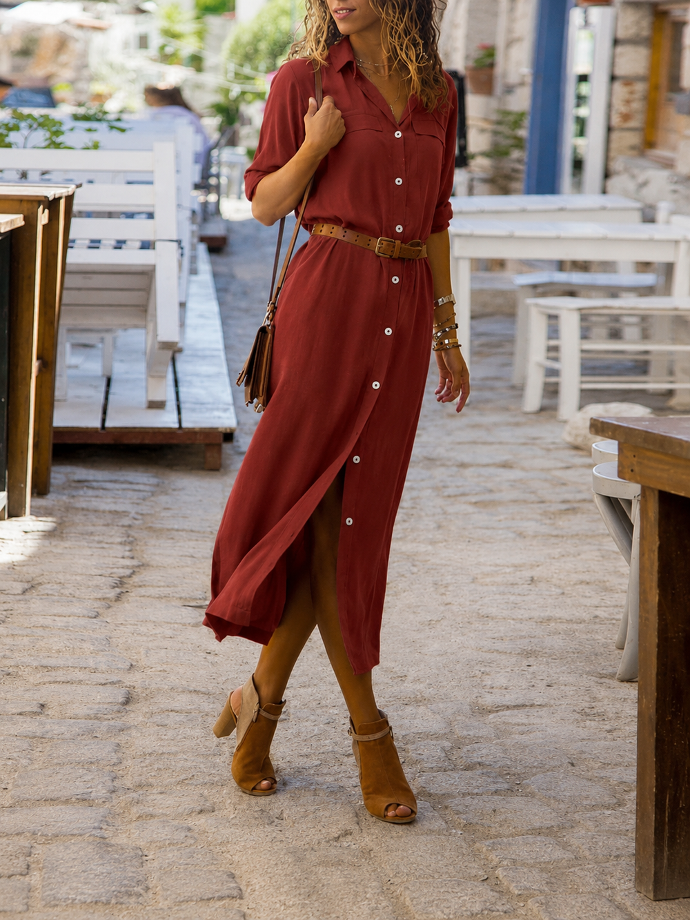 Casual getailleerde overhemdjurk voor dames, midi-lengte, met riem en knoopsluiting, perfect voor de lente.