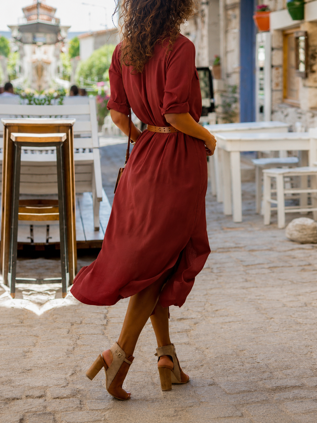Levendige rode overhemd midi jurk voor dames met trendy riem, getailleerd en comfortabel.