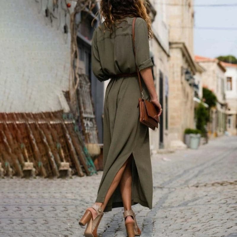 Stijlvolle groene damesjurk, overhemd model midi met knoopsluiting en riem, ideaal als zomerjurk.