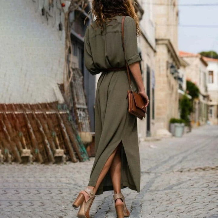 Stijlvolle groene damesjurk, overhemd model midi met knoopsluiting en riem, ideaal als zomerjurk.