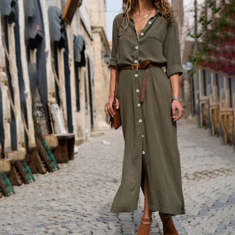 Veelzijdige blauwe overhemdjurk dames, midi lengte, met riem. Geschikt voor casual en elegante looks.