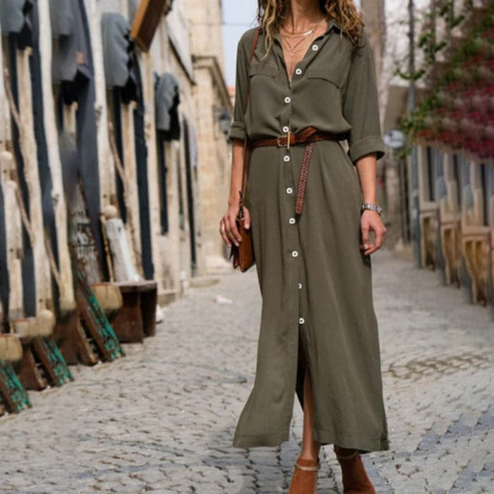 Veelzijdige blauwe overhemdjurk dames, midi lengte, met riem. Geschikt voor casual en elegante looks.