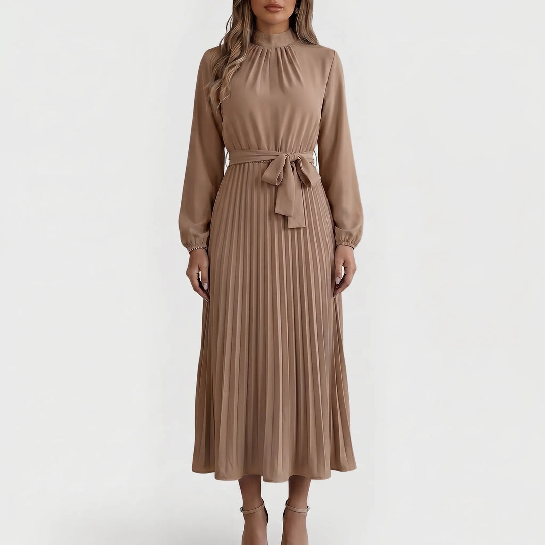 Stijlvolle dames midi-jurk met mooie plooien, lange mouw en flatterende strikceintuur. Modern en comfortabel.