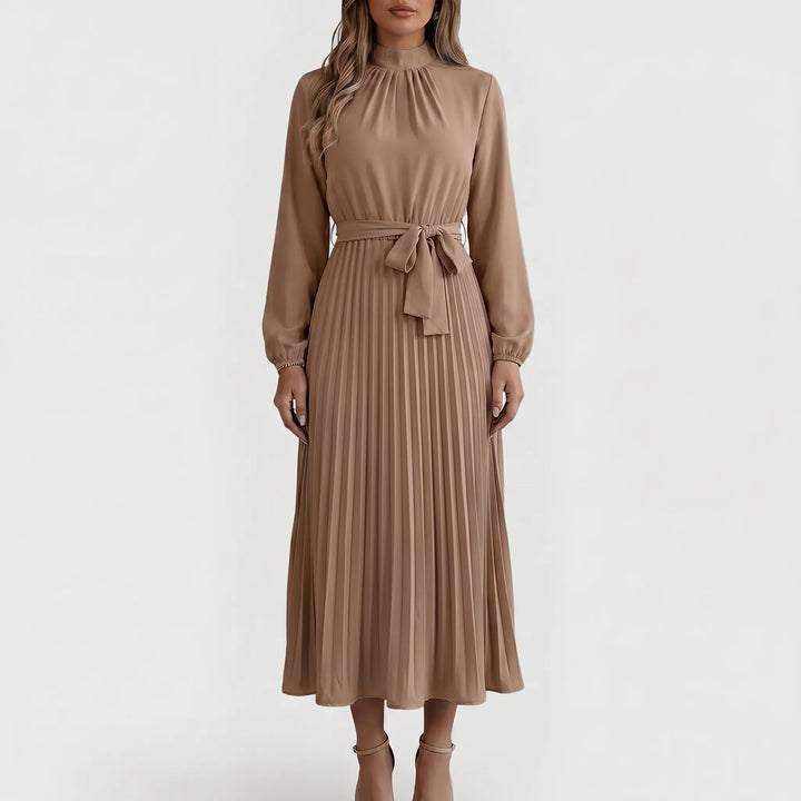 Stijlvolle dames midi-jurk met mooie plooien, lange mouw en flatterende strikceintuur. Modern en comfortabel.