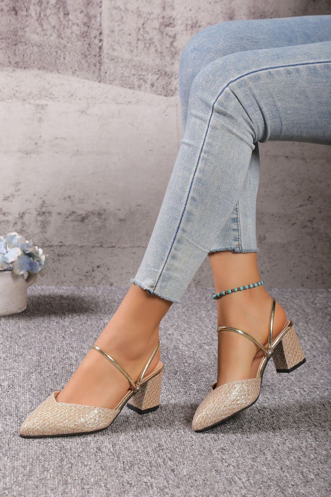 Modieuze dames slingback muiltjes met puntneus en hak, comfortabel en verkrijgbaar in diverse kleuren.