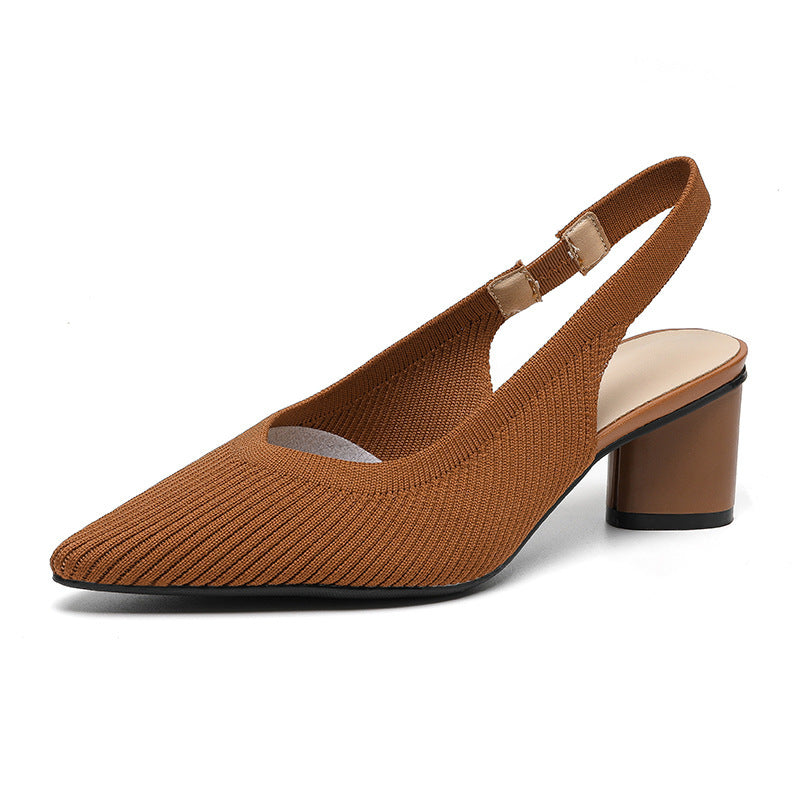 Zijaanzicht van dames slingback pump, spitse neus en lage blokhak, accentueert elegantie.