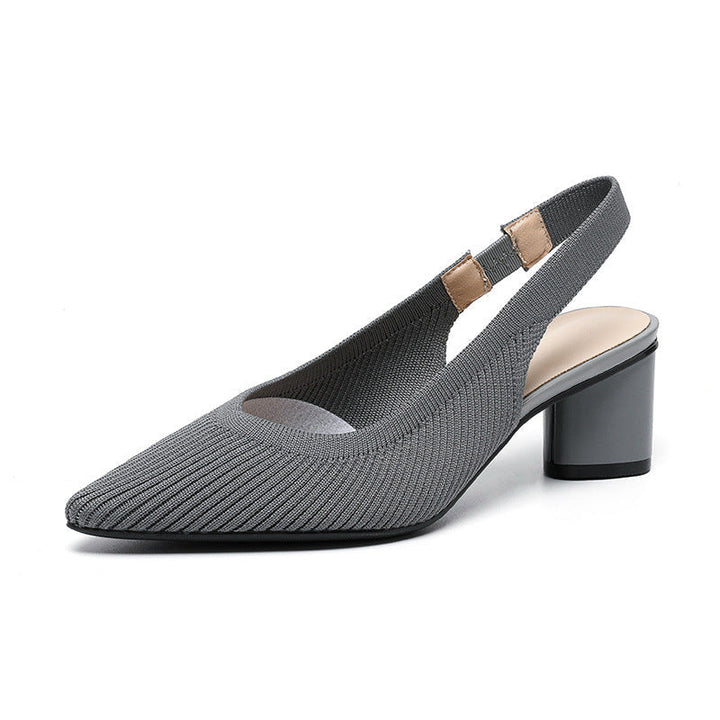 Detail van de lage blokhak en slingback van een elegante dames pump, stevig en stijlvol.