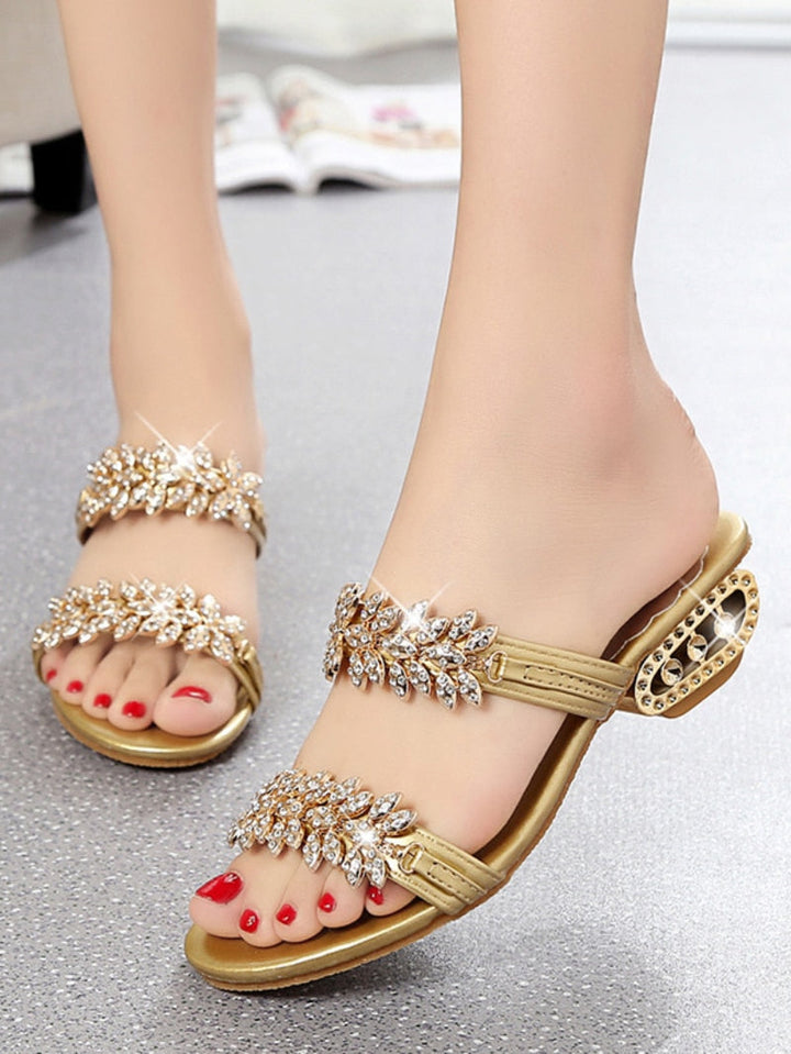 Nieuwe collectie elegante dames glitter slippers. Deze modieuze en comfortabele zomerschoenen stralen stijl uit.