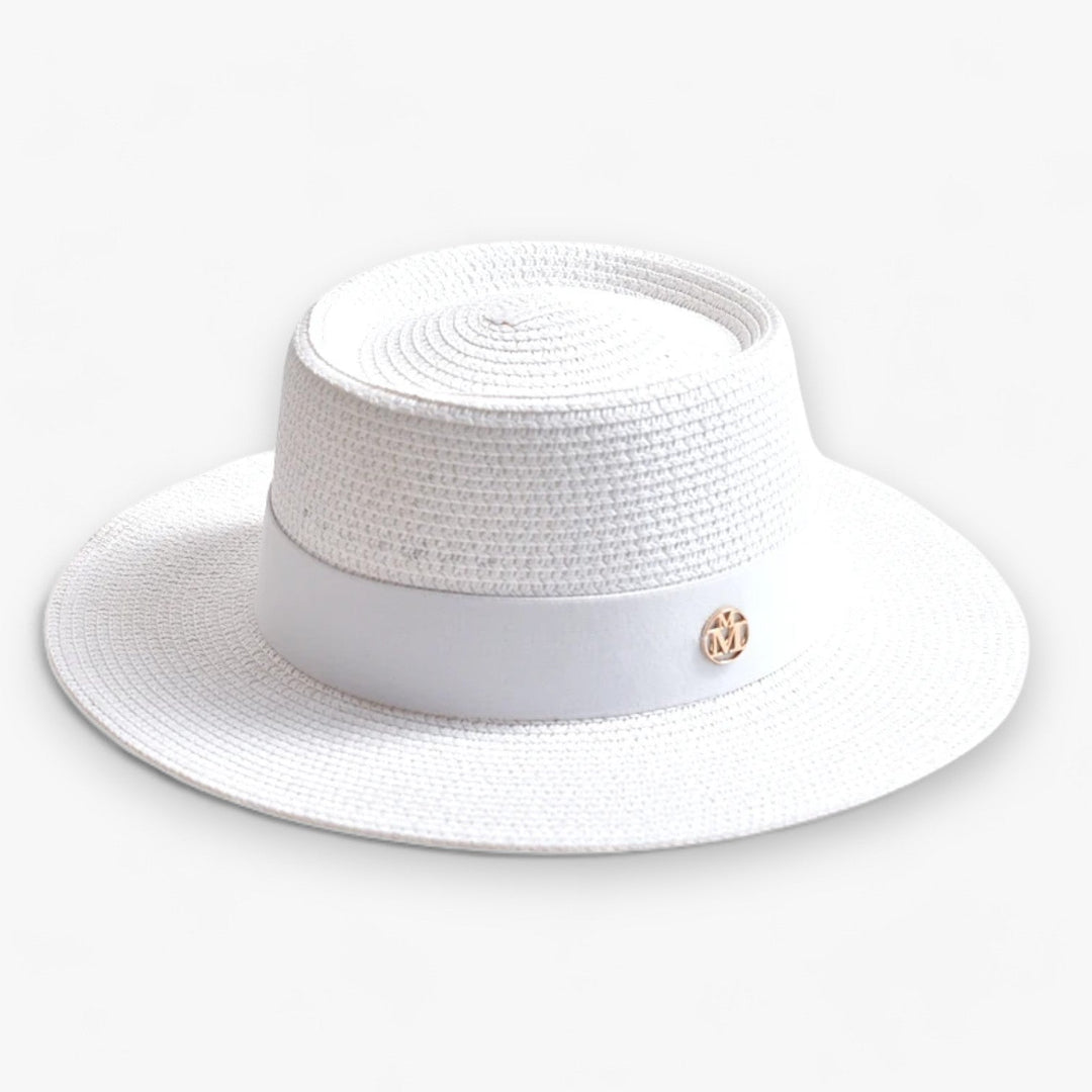 Stijlvolle dames strandhoed met brede rand, complementeert elke elegante zomeroutfit.
