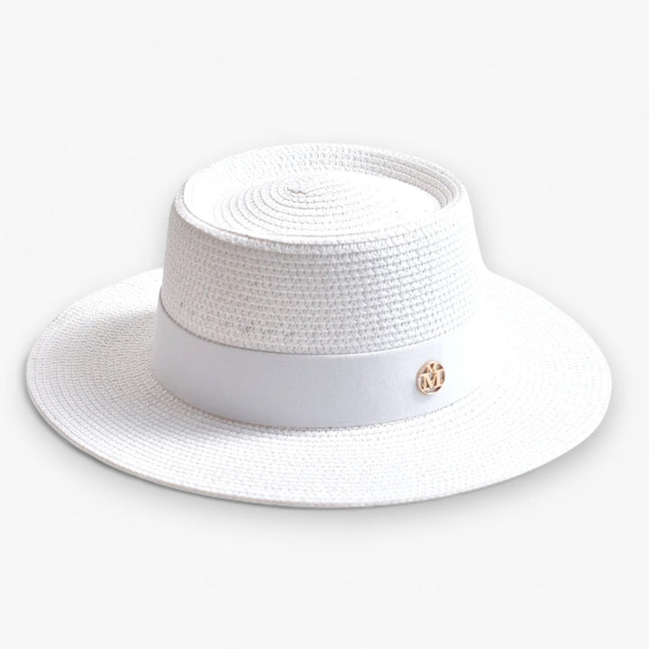Stijlvolle dames strandhoed met brede rand, complementeert elke elegante zomeroutfit.