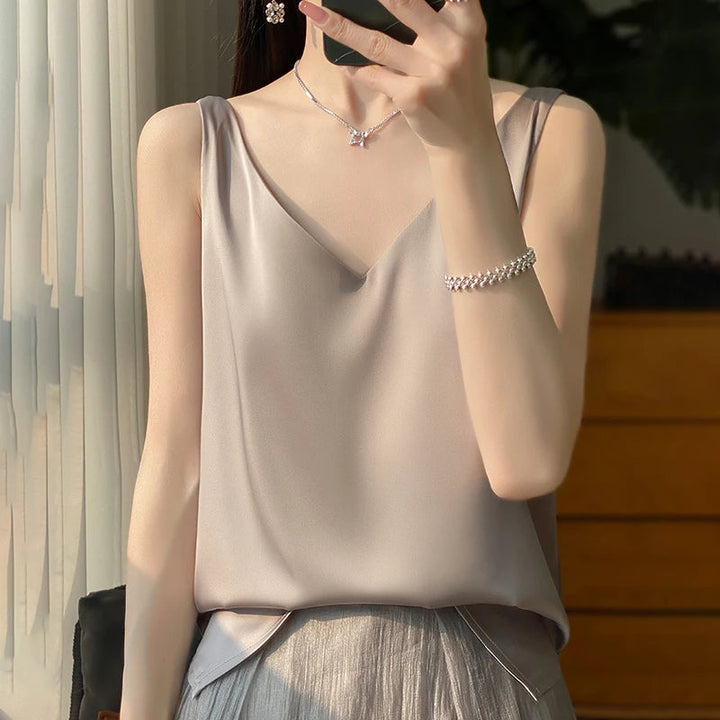 Zilvergrijze elegante dames top, een comfortabele blouse die een stijlvolle touch geeft aan elke garderobe.