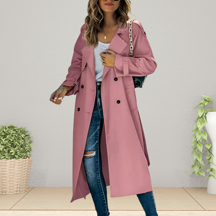 Trendy dames trenchcoat Isabelle met klassieke reverskraag en dubbele knoopsluiting, ideaal voor tussenseizoen.