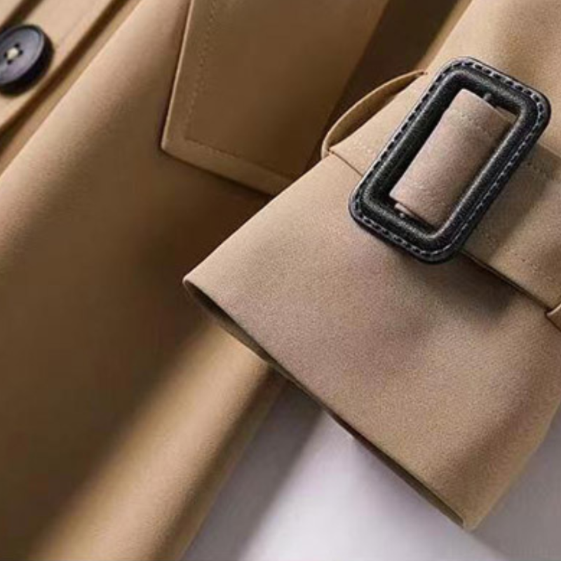 Klassieke dames trenchcoat met verstelbare riem en dubbele knopenrij, een stijlvolle lange jas.