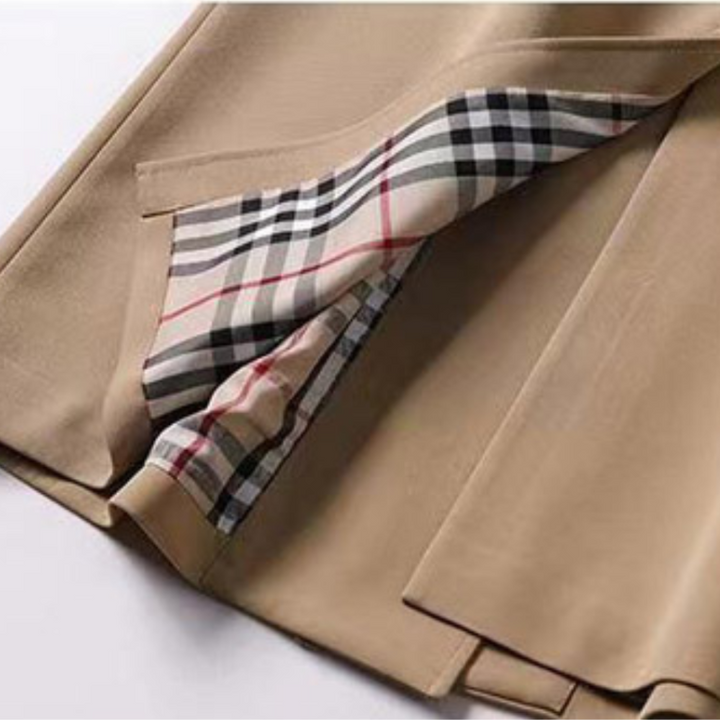 Moderne dames trenchcoat met riem, een essentiële aanvulling op je stijlvolle bovenkleding collectie.