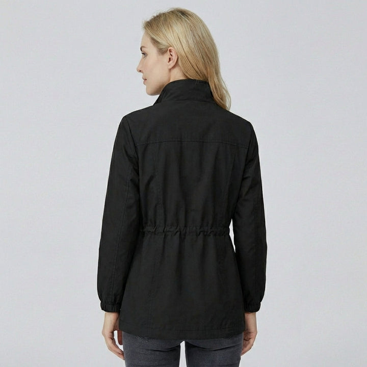Modieuze dames trenchcoat met verstelbare tailleband voor een flatterende pasvorm, perfect als lentejas.