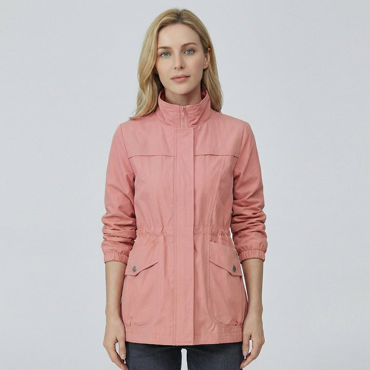 Veelzijdige dames trenchcoat, geschikt als stijlvolle lente- of herfstjas, met elegant design.