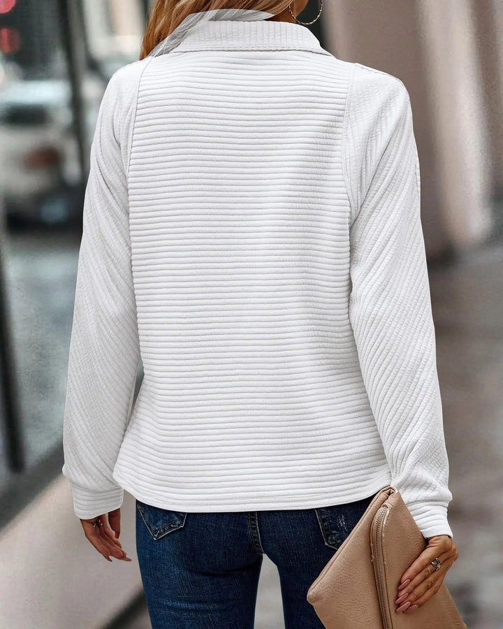 Zachte viscose damestrui. Elegante V-hals trui met ritsdetails; comfortabel, modieus en perfect voor een chique look.