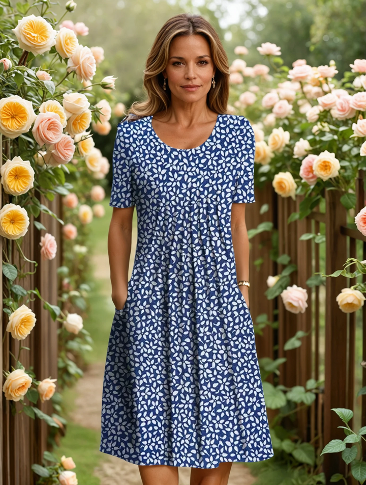 Modieuze dames bloemenjurk: soepele A-lijn midi met V-hals en korte mouwen. Comfortabele elegante zomerjurk voor damesmode.