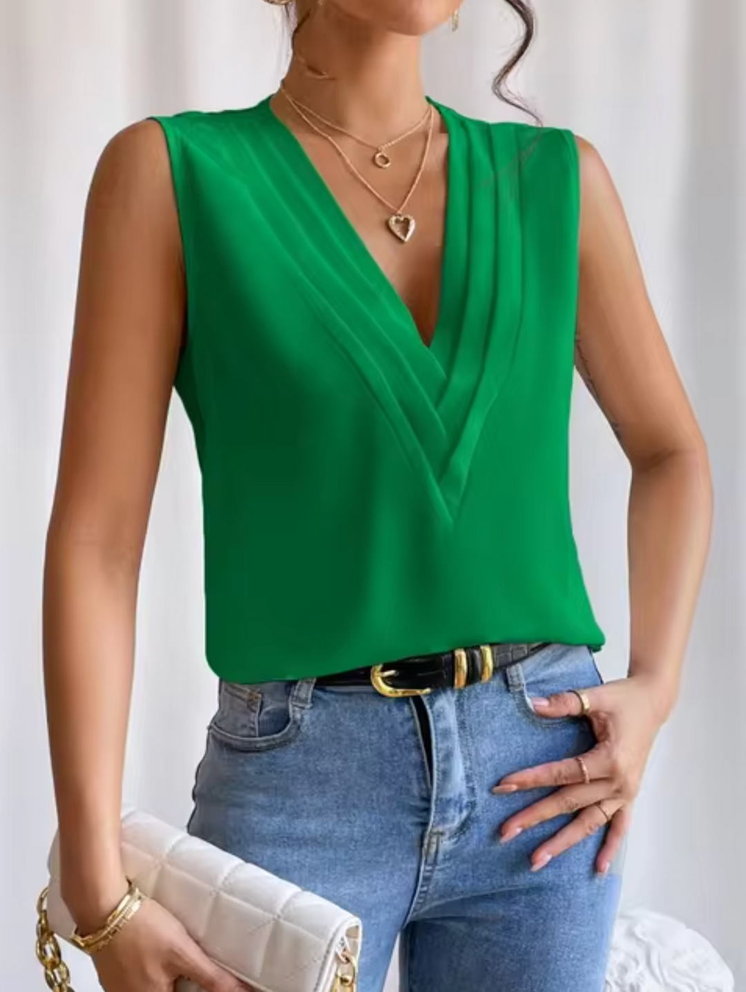 Elegante dames V-hals top, mouwloos en comfortabel, perfect voor zomerse dagen. Stijlvolle dameskleding.