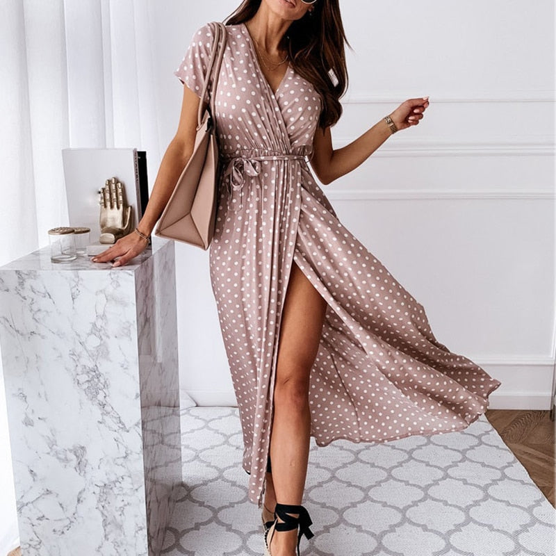 Modieuze VeeDress™ damesjurk met split en V-hals. Elegante en veelzijdige kleding voor een chique look.