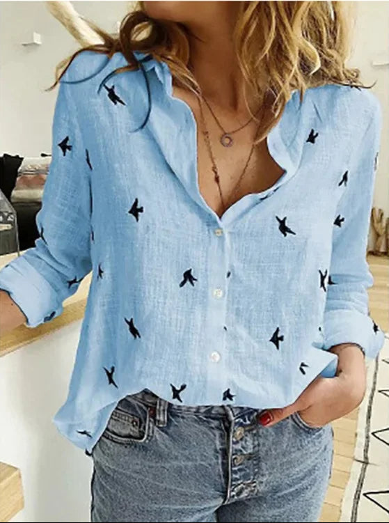 Flatterende vintage damesblouse met kleurrijke bloemprint en lange mouwen, geschikt voor elke elegante gelegenheid.