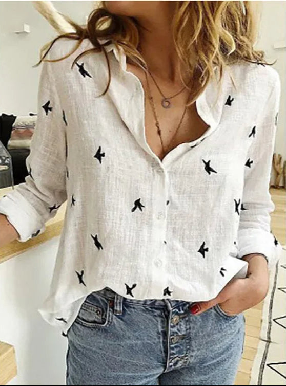 Stijlvolle vintage damesblouse Clara met delicate bloemprint. Comfortabel en veelzijdig voor casual of chique lente/zomer looks.