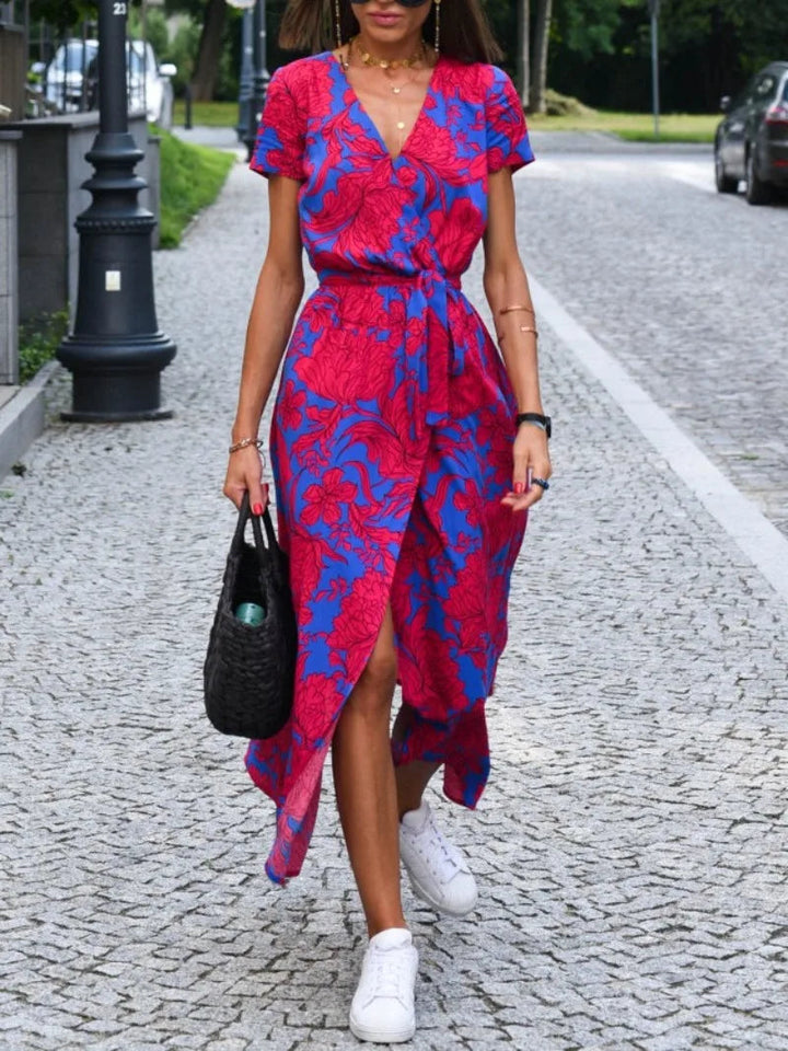 Elegante dames wikkel midi jurk met bloemenprint, perfect voor zomerse dagen of feestjes.