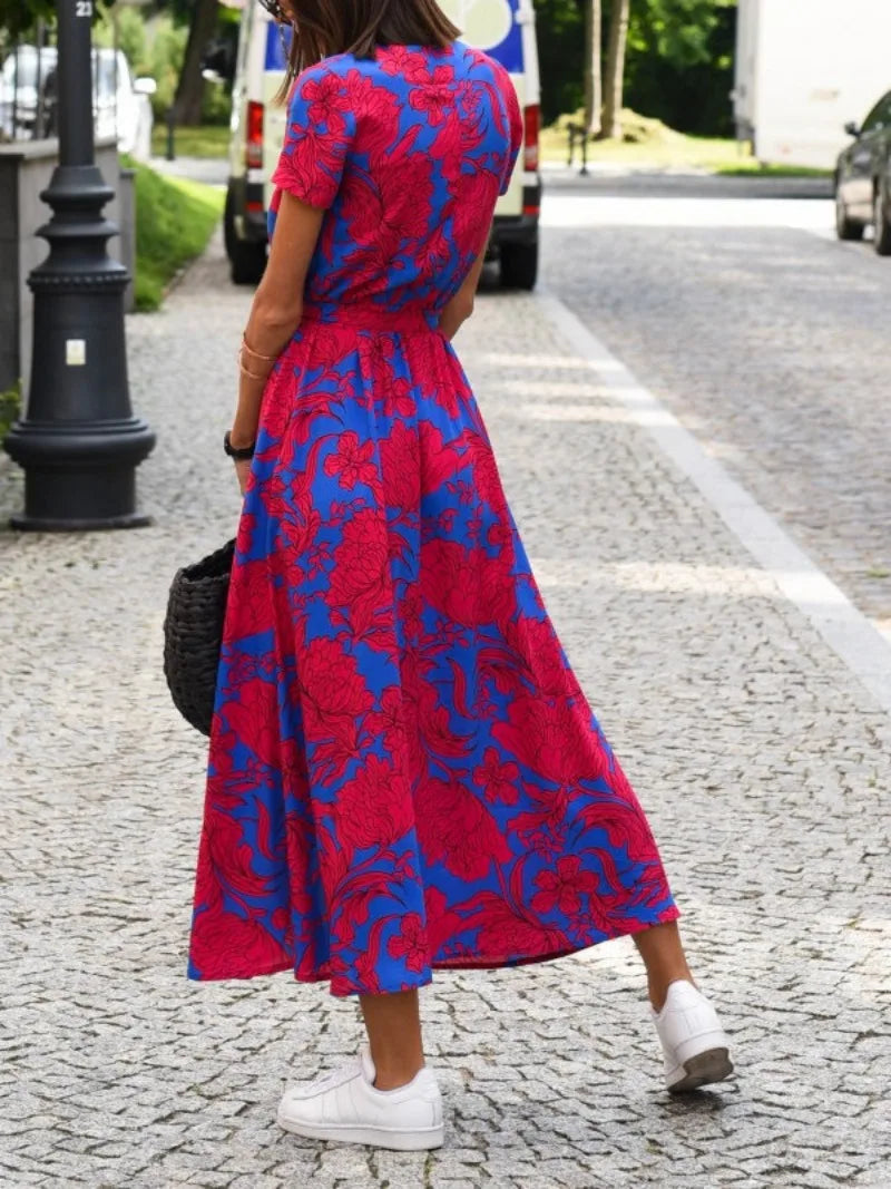Vrouwelijke wikkel midi jurk met levendige bloemenprint, ideaal voor een stijlvolle casual of feestelijke look.