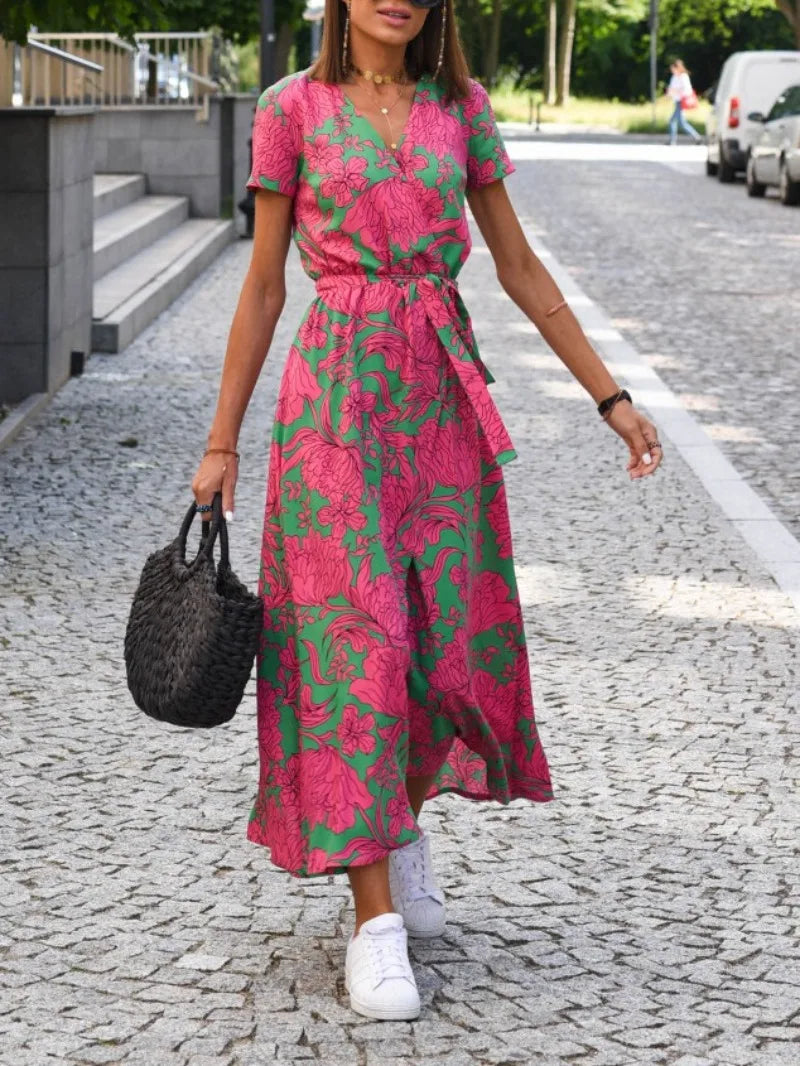 Stijlvolle dames midi jurk met bloemenprint, een elegante keuze als feestjurk of zomerse casual jurk.