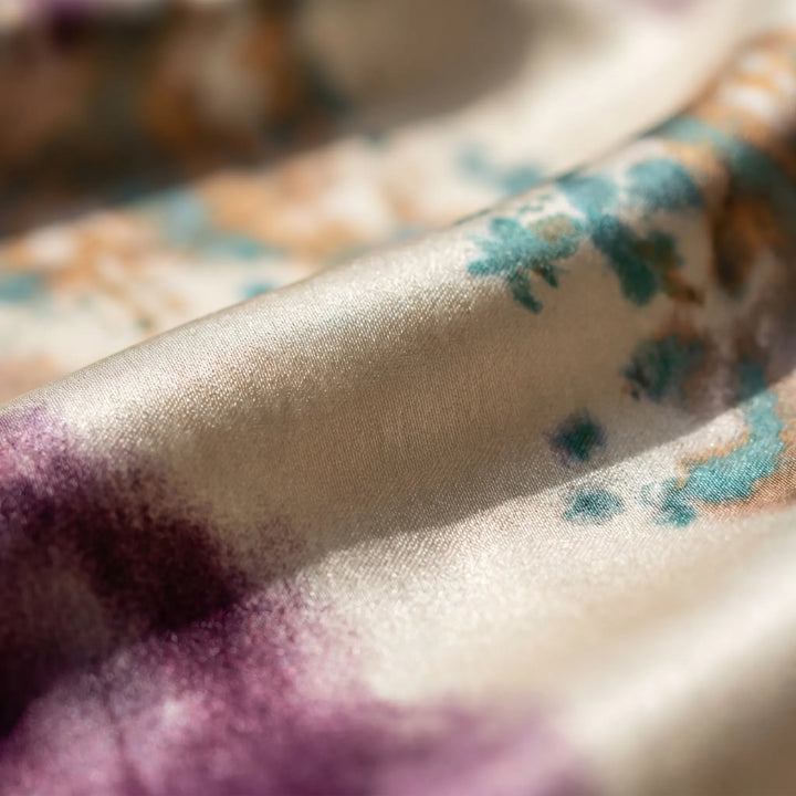 Stijlvolle maxi wikkeljurk voor dames met unieke waterverf tie-dye, verstelbare taille en lange mouwen.