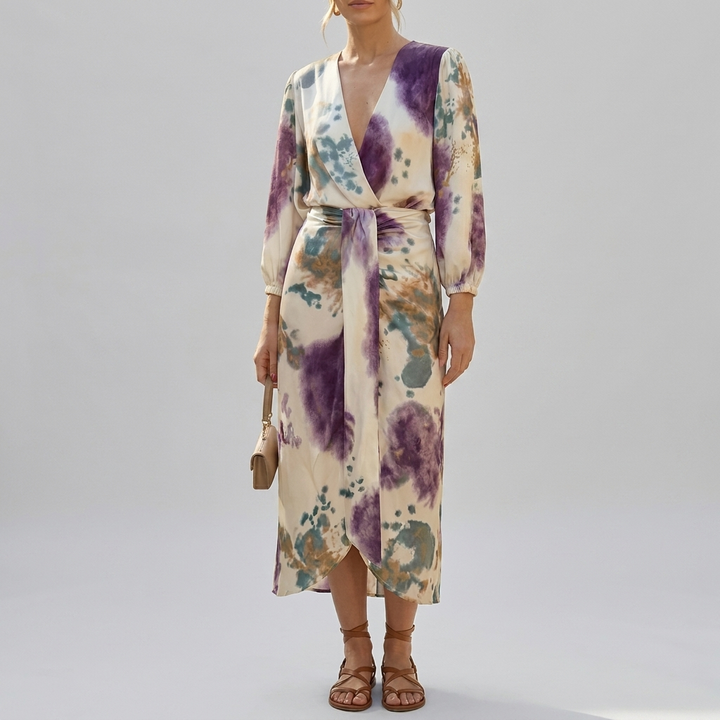 Vrolijke dames feestjurk met waterverf tie-dye print, v-hals en lange mouwen, perfect voor een zomerse gelegenheid.