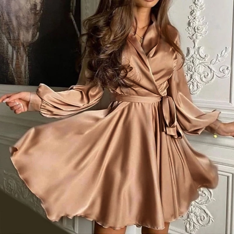 Damesjurk Sascha in champagne, een vrouwelijke en chique optie voor avondkleding.