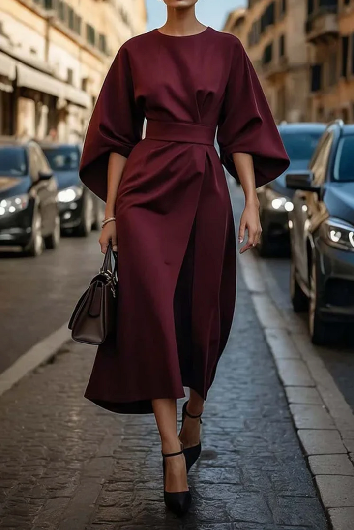 Moderne dames midi jurk met riem, wikkelmodel en flatterend silhouet. Perfect voor lente- en zomeroutfits.