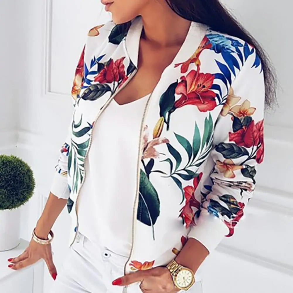 Model draagt stijlvolle Liora dames zomerjas met lange mouwen en opvallende bloemenprint, ideaal voor de zomer.