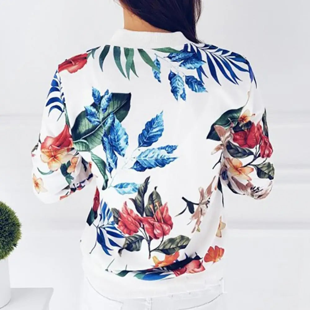 Trendy dames zomerjas met bloemenprint en lange mouwen, een must-have voor zowel voorjaar als zomeroutfits.