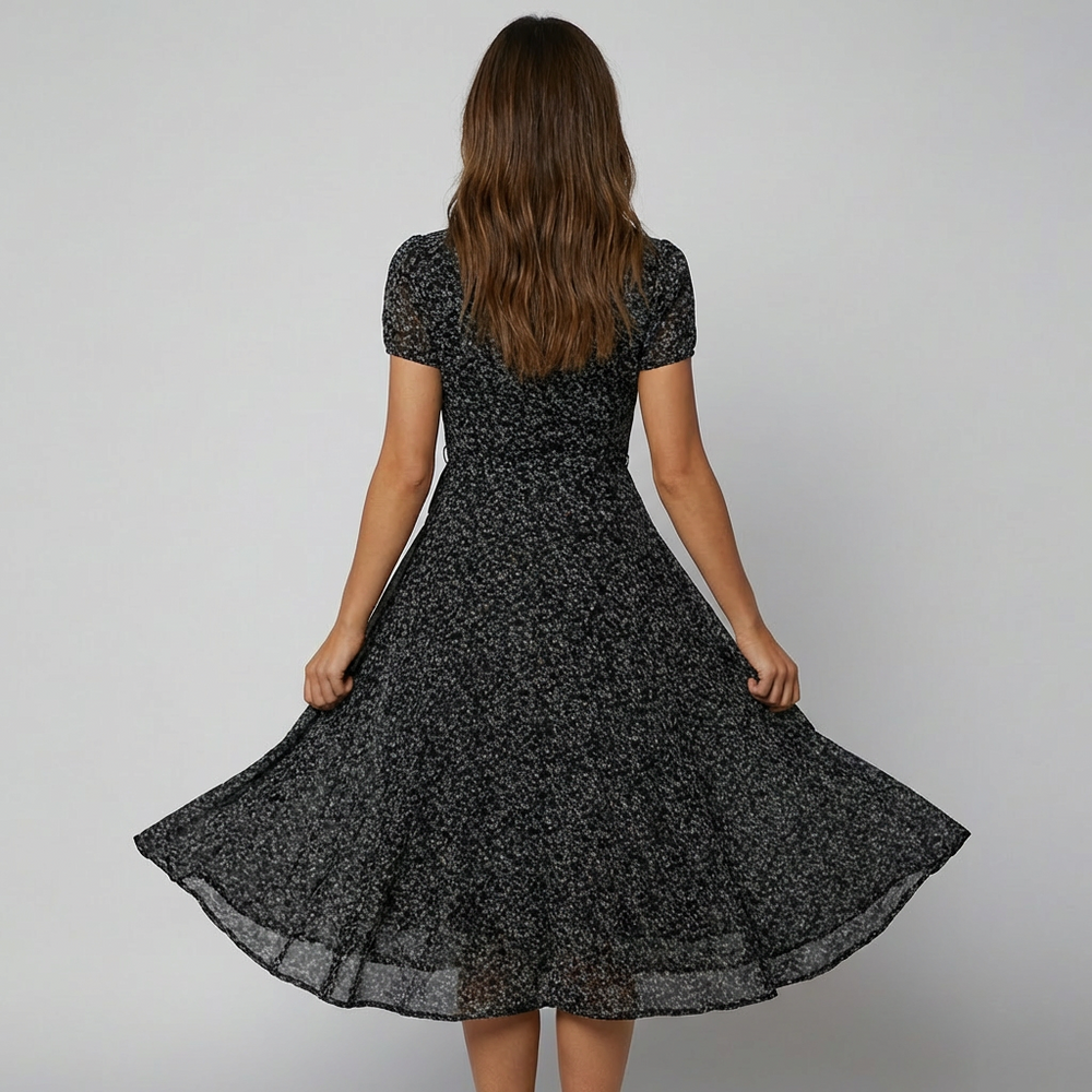 Casual elegante dames zomerjurk. Ideaal als strandjurk of comfortabele midi jurk voor zonnige zomerdagen.