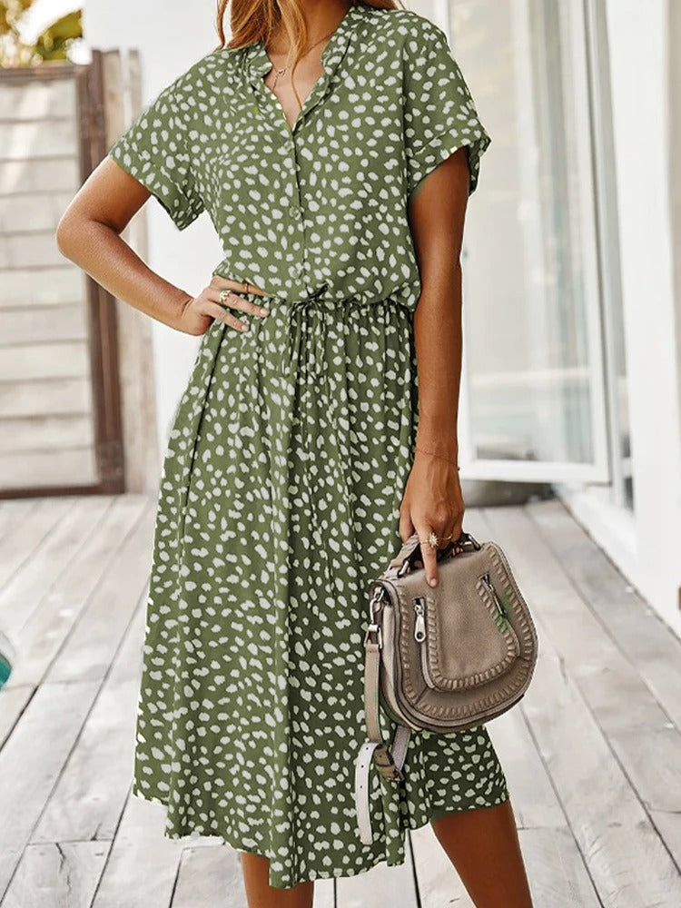 Vrouwenkleding: luchtige zomerjurk met vrolijke bloemenprint, een comfortabele keuze voor vrije tijd.