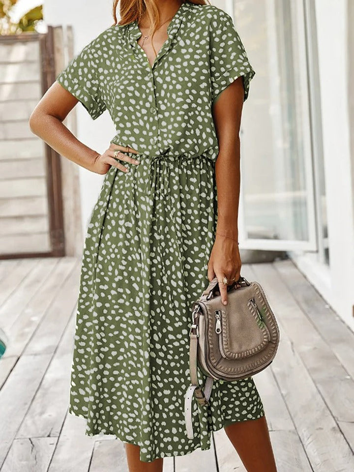 Vrouwenkleding: luchtige zomerjurk met vrolijke bloemenprint, een comfortabele keuze voor vrije tijd.