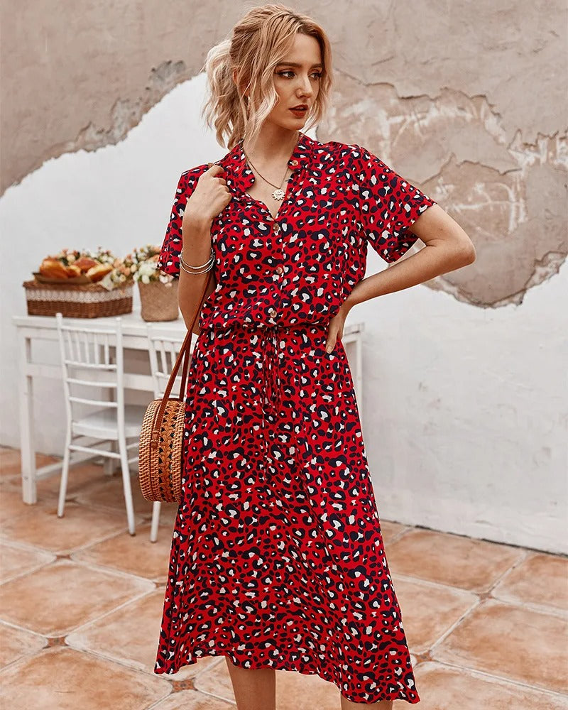 Comfortabele zomerjurk in midi lengte met sierlijke bloemenprint, perfect voor elke gelegenheid.